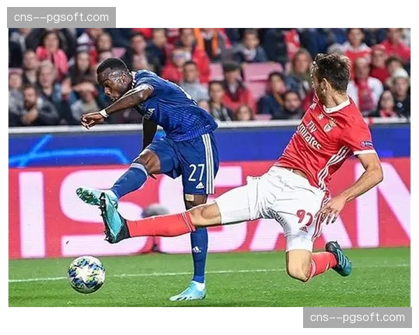 里昂主帅保罗·福塞卡泪洒当场，与球迷深情互动庆祝13连胜